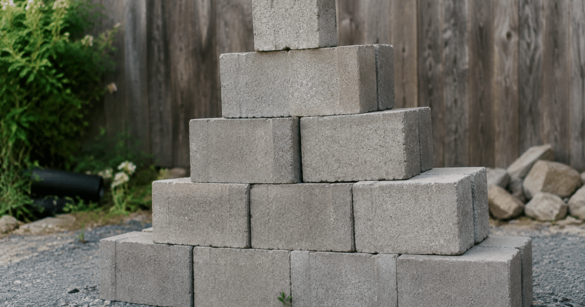 Blocs beton gris empiles verticalement en pyramide stable