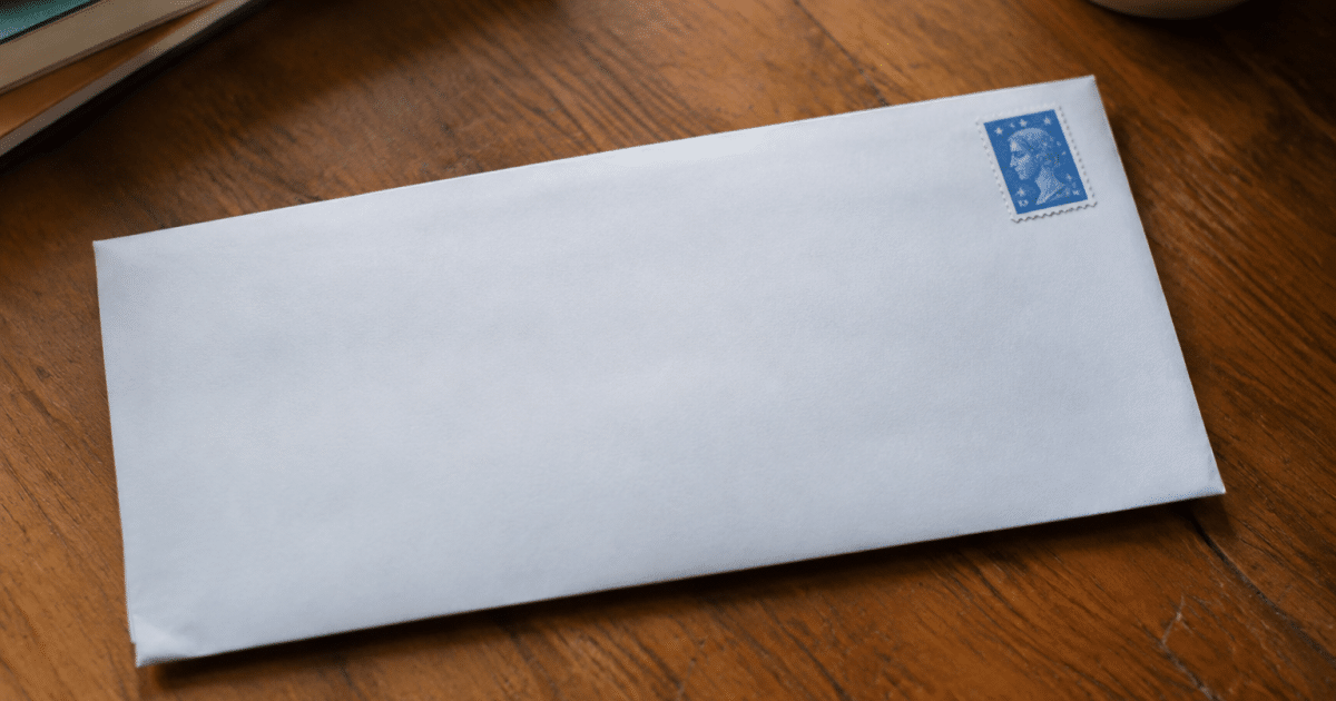 Enveloppe postal blanche affichant numero code region francaise