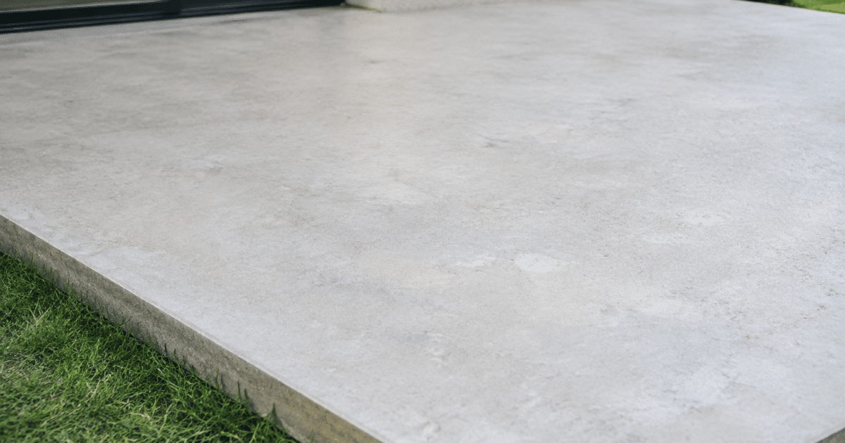 Dalle beton clair posee horizontalement surface uniforme metre carre