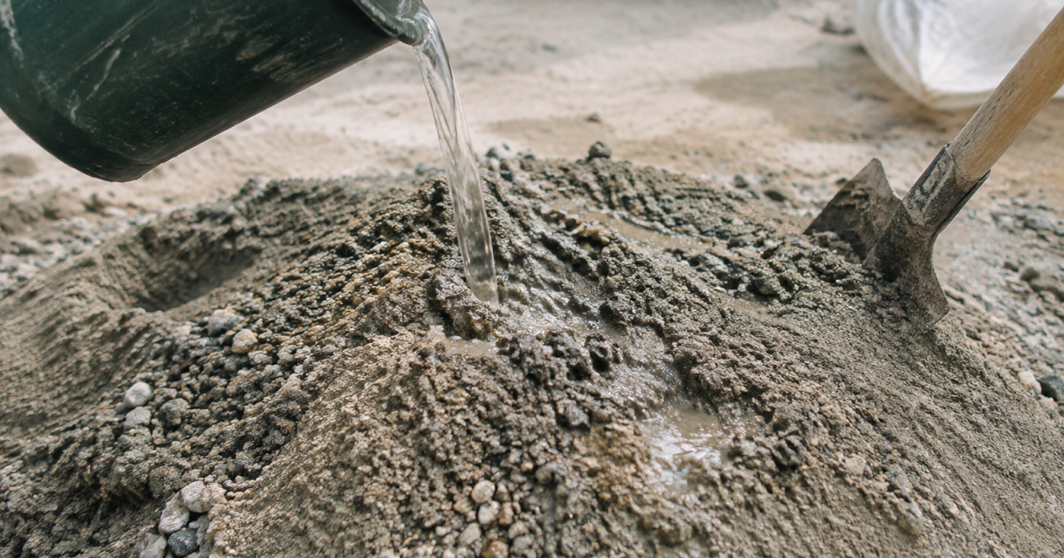 Eau versee sur tas melange sable gravier et poudre