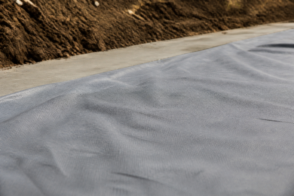 Geotextile gris sur dalle beton plane