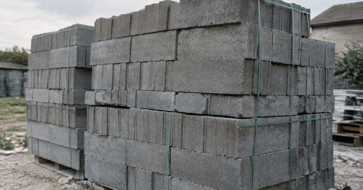 Rangees de blocs gris empiles formant structure verticale massive