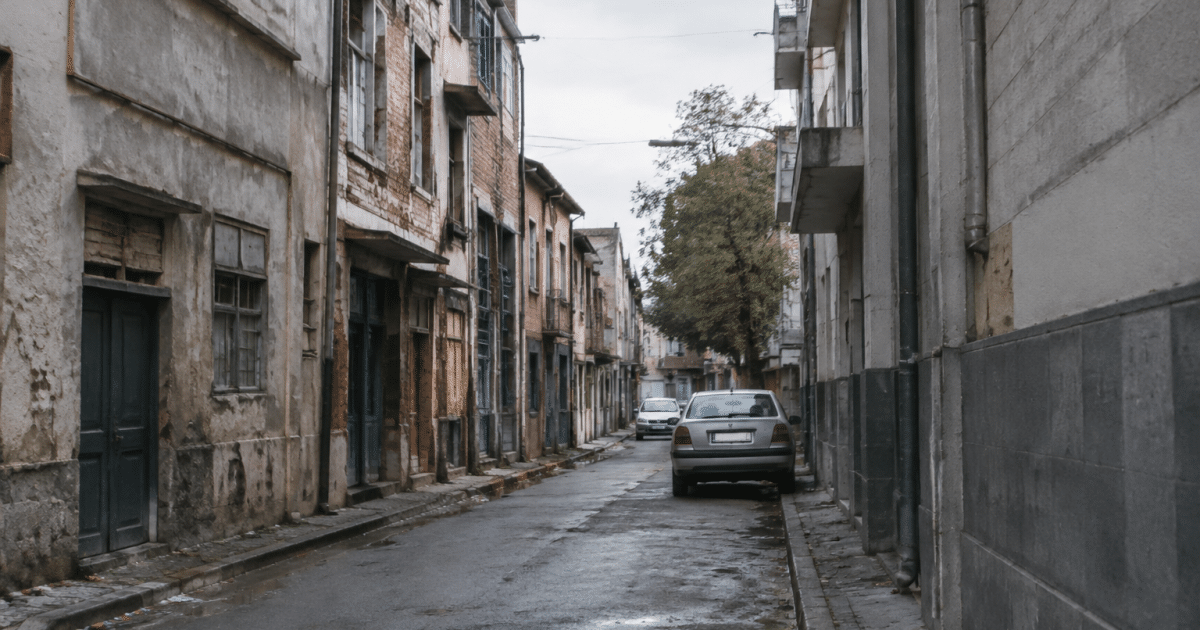 Rues urbaines degradees avec batiments delabres et facades grises
