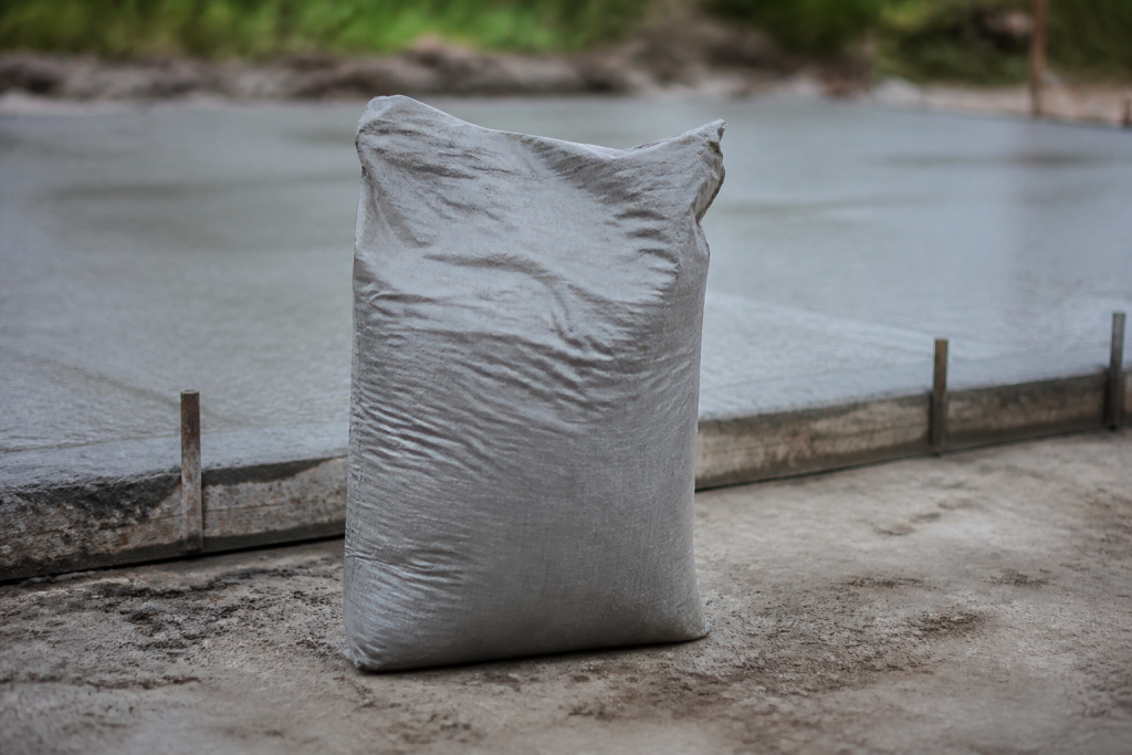 Sac ciment gris pres beton frais dalle petite