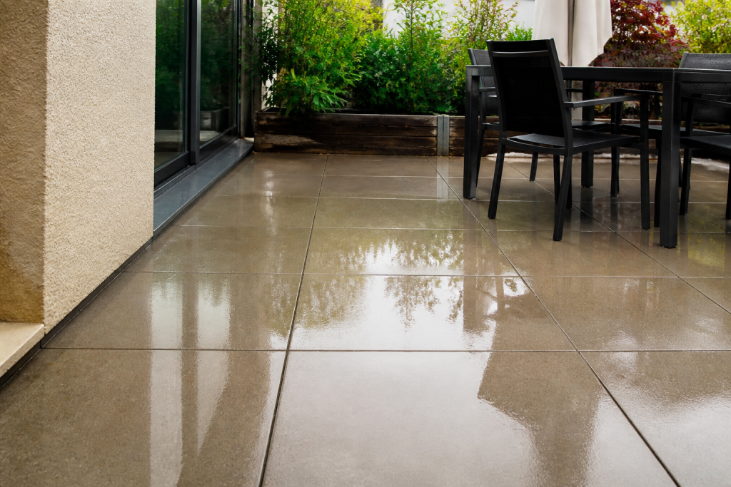 Terrasse sur plots nettoyee au jet haute pression